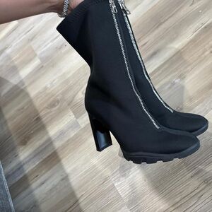 Alexander McQueen Black Zippered Ankle Boots 100% authentic. Worn once